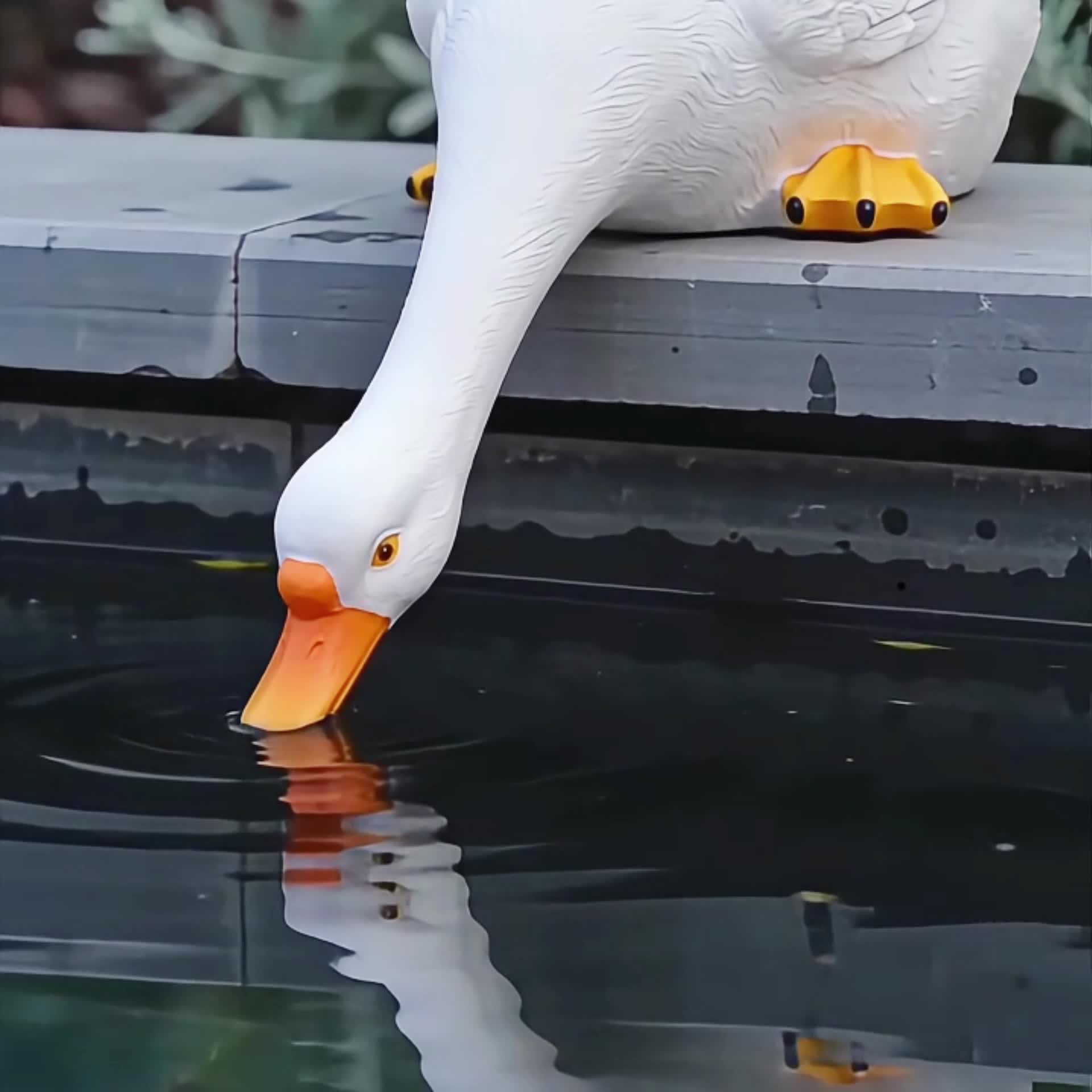 Elegant White Resin Duck Figurine, 46Cm Decorative Art Item for Hallway, Lounge, Garden Festive Decoration